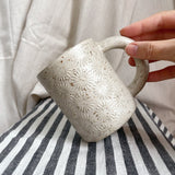 taza de cerámica hecho a mano con esmalte mate color beige.