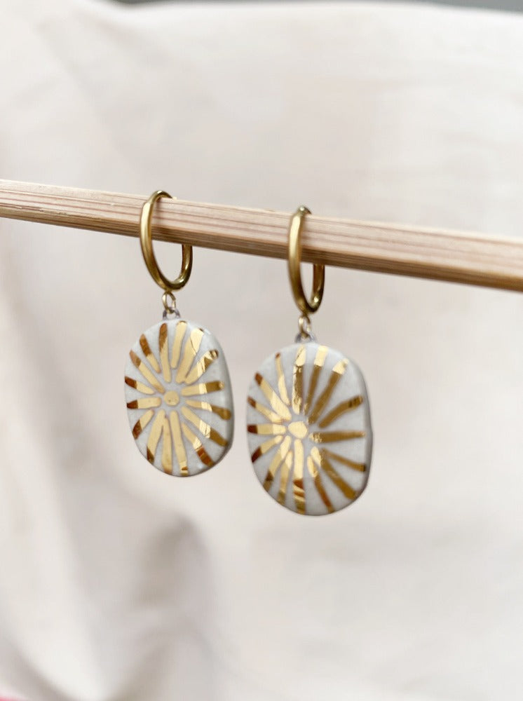 aretes en cerámica hechos a mano y detalles en lustre de oro de 22k. Regalos únicos hechos a mano en cerámica.
