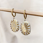 aretes en cerámica hechos a mano y detalles en lustre de oro de 22k. Regalos únicos hechos a mano en cerámica.
