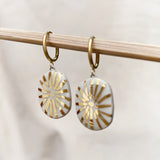 aretes en cerámica hechos a mano y detalles en lustre de oro de 22k. Regalos únicos hechos a mano en cerámica.