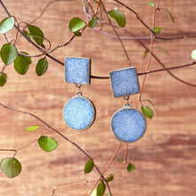 Cargar imagen en el visor de la galería, aretes azules en ceramica de diseño
