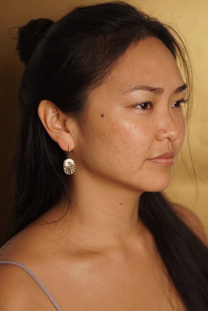 aretes en cerámica hechos a mano y detalles en lustre de oro de 22k. Regalos únicos hechos a mano en cerámica.
