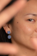 Cargar imagen en el visor de la galería, Aretes Duo Azul
