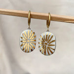 aretes en cerámica hechos a mano y detalles en lustre de oro de 22k. Regalos únicos hechos a mano en cerámica.