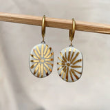 aretes en cerámica hechos a mano y detalles en lustre de oro de 22k. Regalos únicos hechos a mano en cerámica.