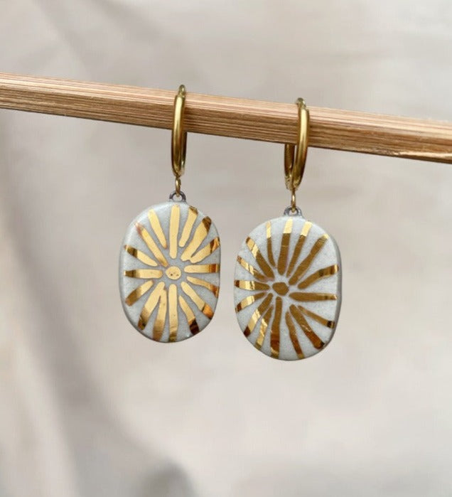 aretes en cerámica hechos a mano y detalles en lustre de oro de 22k. Regalos únicos hechos a mano en cerámica.