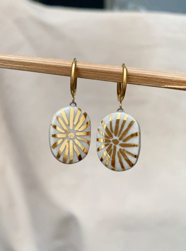 aretes en cerámica hechos a mano y detalles en lustre de oro de 22k. Regalos únicos hechos a mano en cerámica.