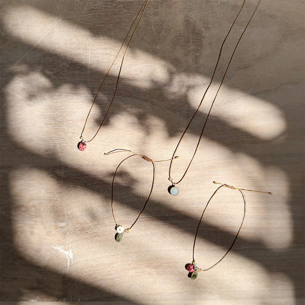 Dos collares y dos pulseras sobre una mesa.