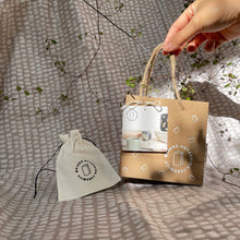 Cargar imagen en el visor de la galería, packaging aretes en cerámica diseño único joyeria contemporanea
