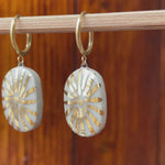 aretes sol dorado hechos en cerámica y pintados con lustre de oro de 22k. regalos únicos hechos a mano. 