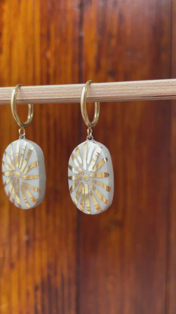 aretes sol dorado hechos en cerámica y pintados con lustre de oro de 22k. regalos únicos hechos a mano. 