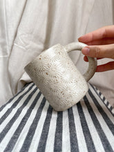Cargar imagen en el visor de la galería, taza de cerámica hecho a mano con esmalte mate color beige.
